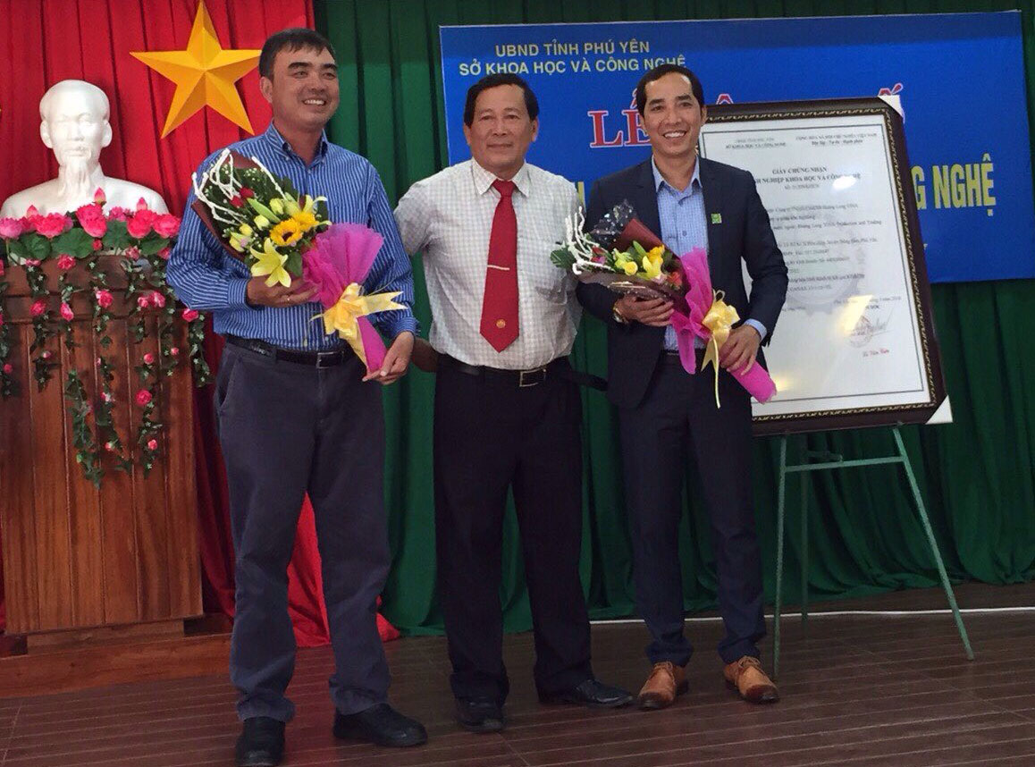 Nhận hoa chúc mừng.jpg